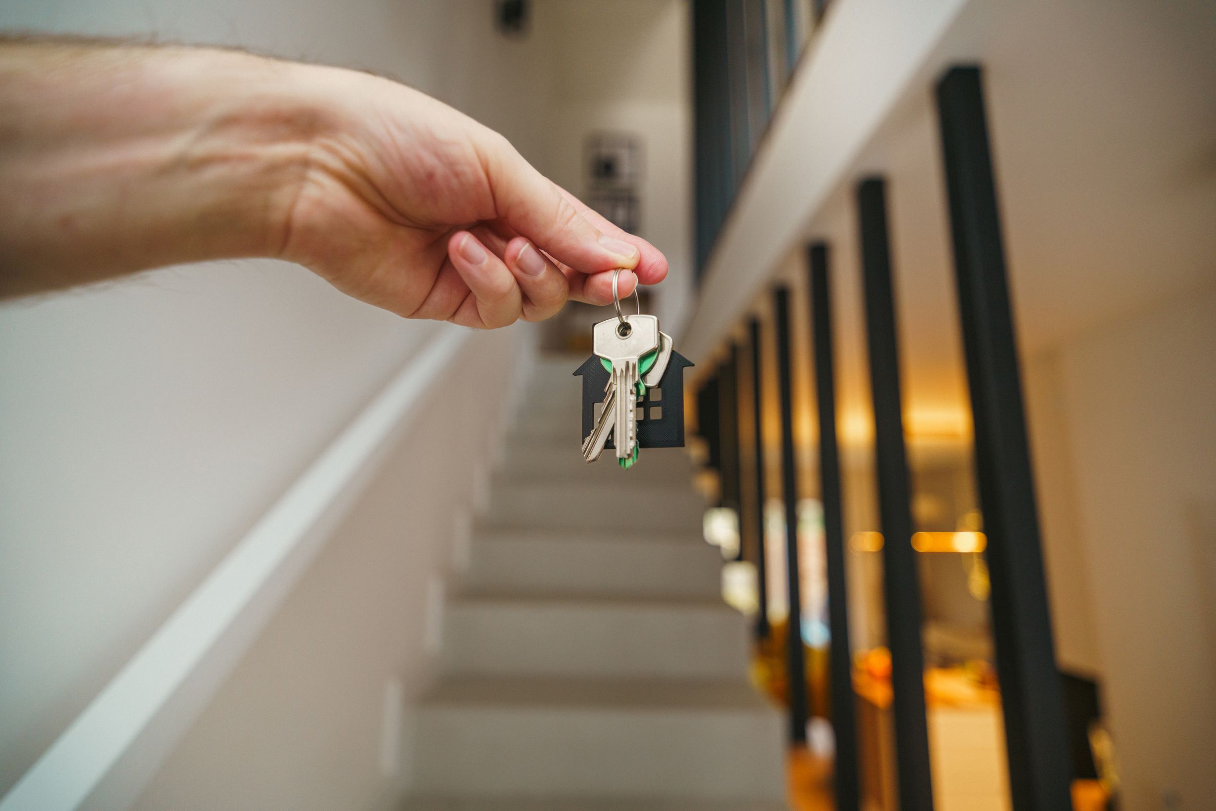 Entrega de llaves en el interior de una vivienda