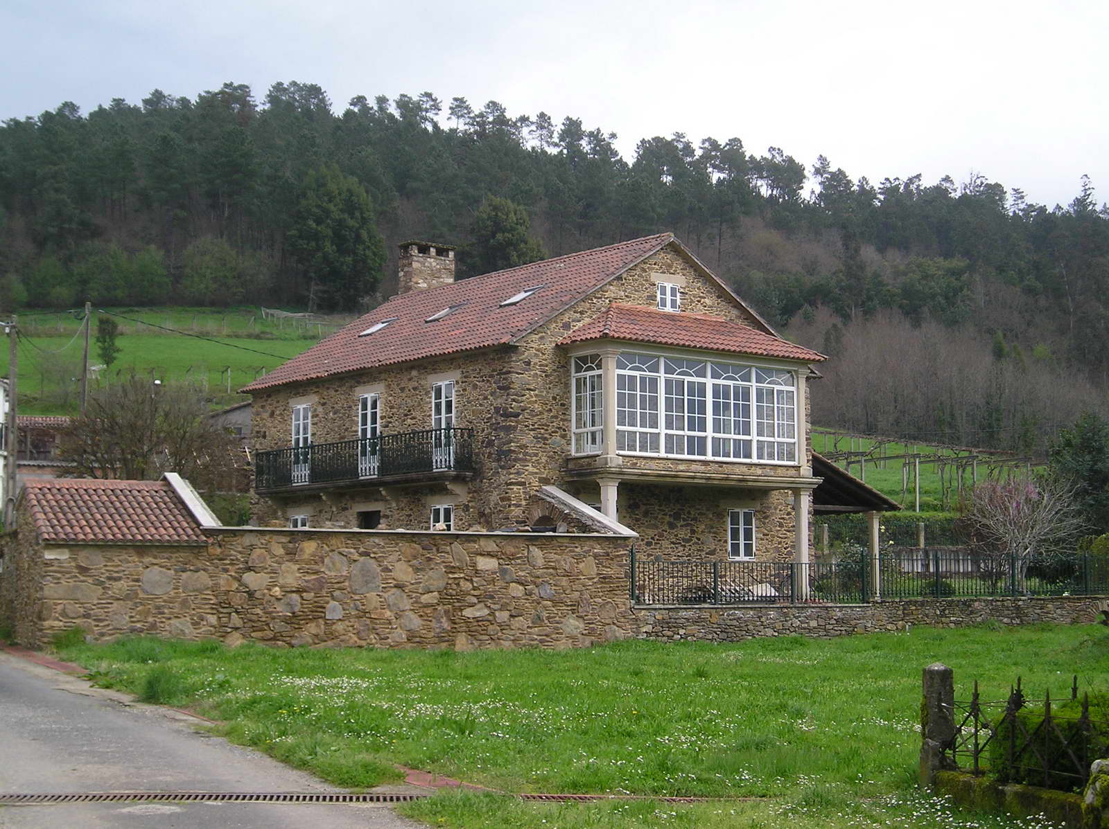Casa de piedra con galería en Boqueixón, Galicia